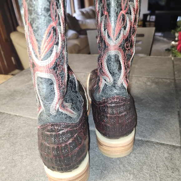 Black and Red Embroidered Cowboy Boots - Picture 4 of 6